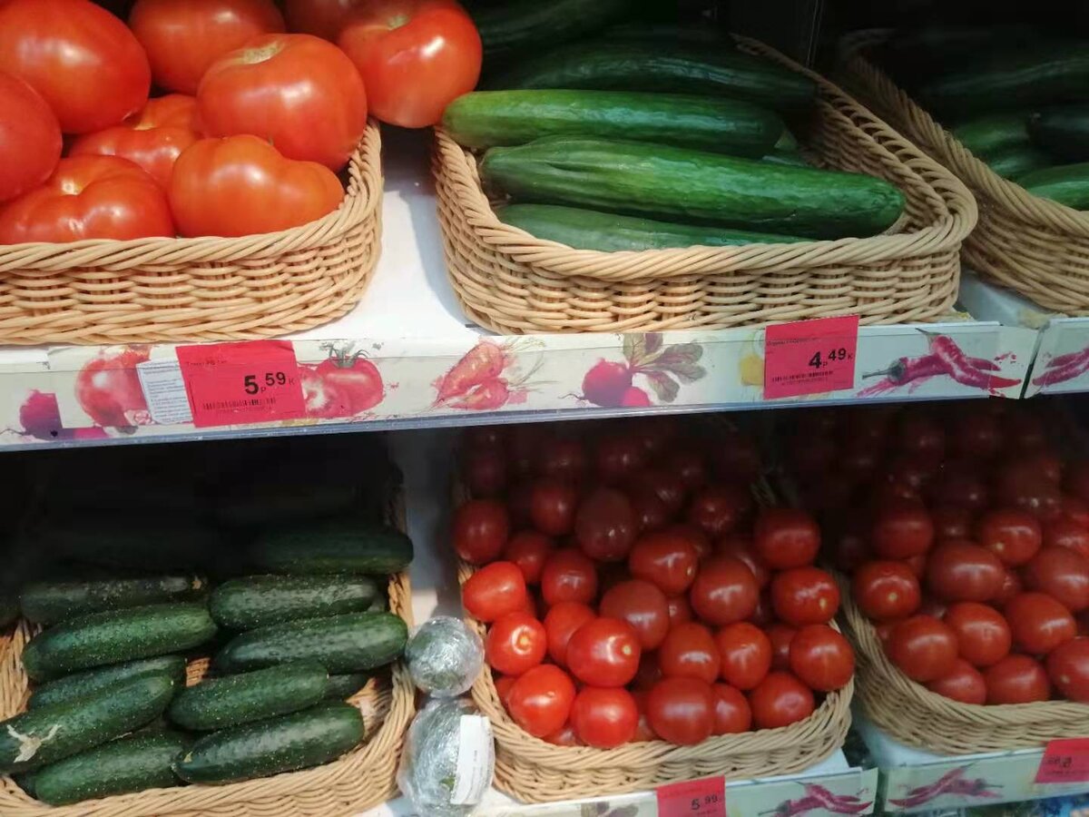 помидоры стоят 163 рубля 36 копеек за килограмм