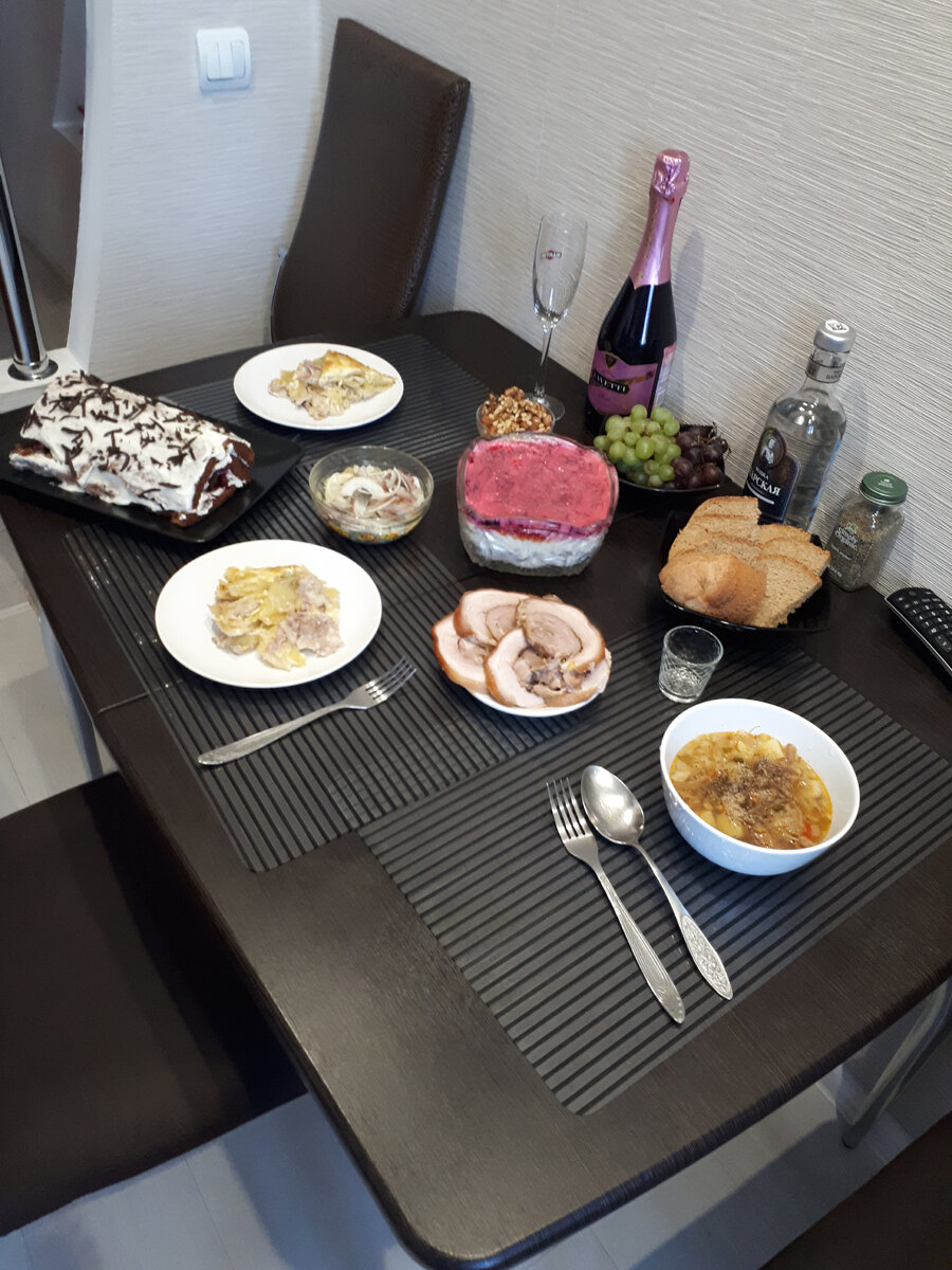 Скромный, но ПРАЗДНИЧНЫЙ стол 