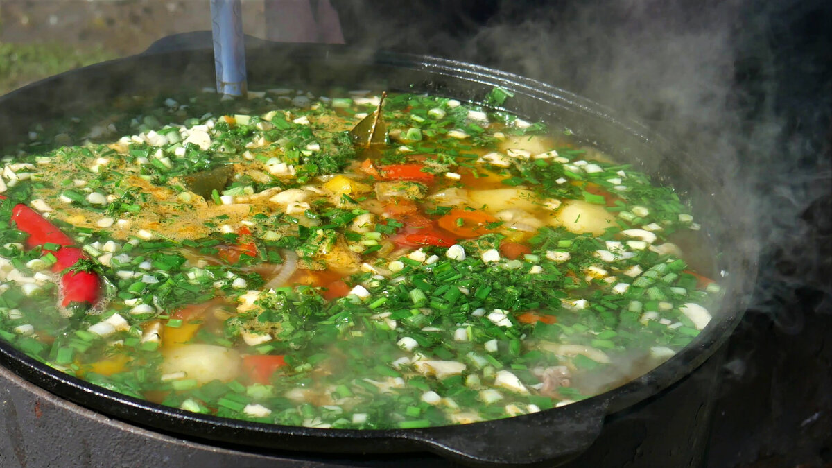 Готовим в казане шулюм  - густой, сытный суп с крупными кусками баранины и овощей.
