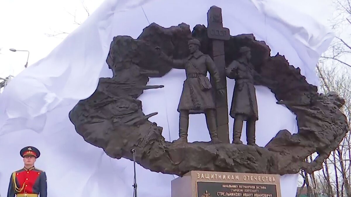 Памятник во Владивостоке открыт  24 апреля 2021 года. Студия Грекова