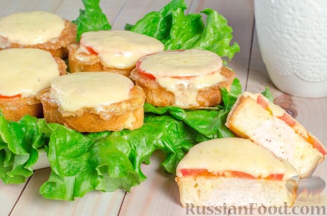 багет французский, фарш куриный, помидоры, сыр твёрдый, яйца, масло растительное, соль, перец чёрный молотый