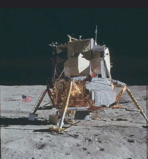 Как попали американцы на Луну, если лунный модуль на нее не садился?