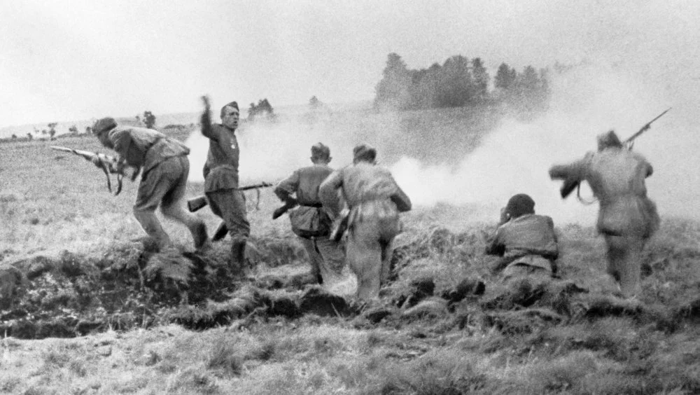 Красноармейцы идут в атаку.