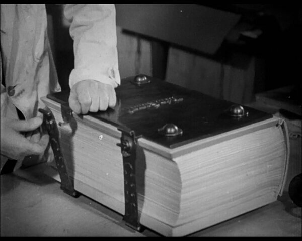 Исчезнувший экземпляр Майн Кампф.В 1965 году киностудия "Мосфильм" выпустила "Обыкновенный фашизм".Автор - режиссёр Михаил Ромм. Наиболее выдающийся сталинский пропагандист и один из крупнейших предателей Сталина.В 1966 Ромм подписал письмо 25 крупнейших культур-мультурных пропагандонов сталинской эпохи против реабилитации Сталина.РОММ - ЛАУРЕАТ ПЯТИ СТАЛИНСКИХ ПРЕМИЙ.Автор фильмов:Ленин в Октябре.Ленин в 1918