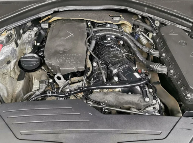 Отсутствует декоративная крышка двигателя