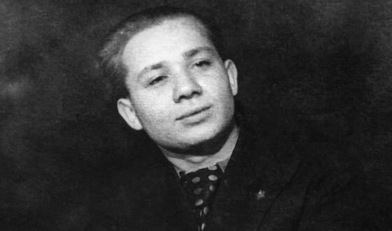 Великий советский актер Евгений Павлович Леонов родился 2 сентября 1926 года в Москве. Лицом и комплекцией Женя походил на мать - Анну Ильиничну.