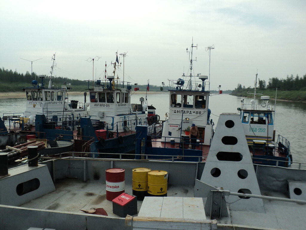 Наши теплоходы в ожидании воды. Пятый теплоход стоял ниже по течению в одиночестве.