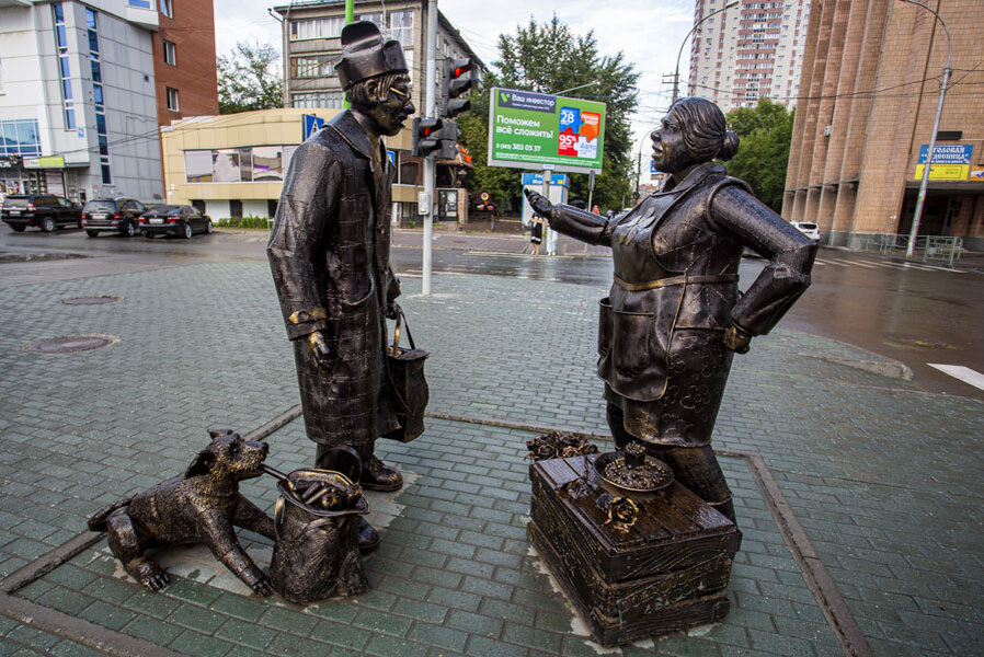 Необычные памятники моего города. Скульптура на Центральном рынке Новосибирска. Новосибирск памятник Арлекин. Памятник на Центральном рынке в Новосибирске.