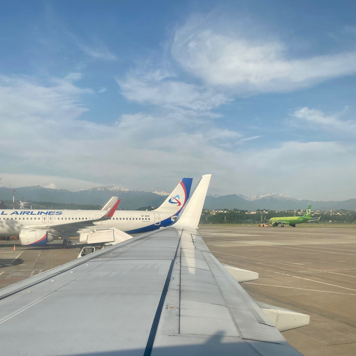 А на этом фото видно самолёты S7 и Ural Airlains, которыми летели наши друзья. 