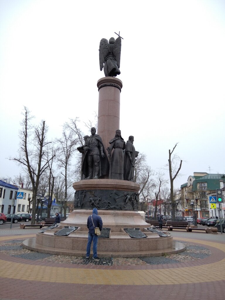 В самом начале Советская пересекает Алею фонарей. На этом перекрестке стоит памятник Тысячелетие Бреста. Десять веков - десять плит в основании памятника. На каждой - кусочек истории.