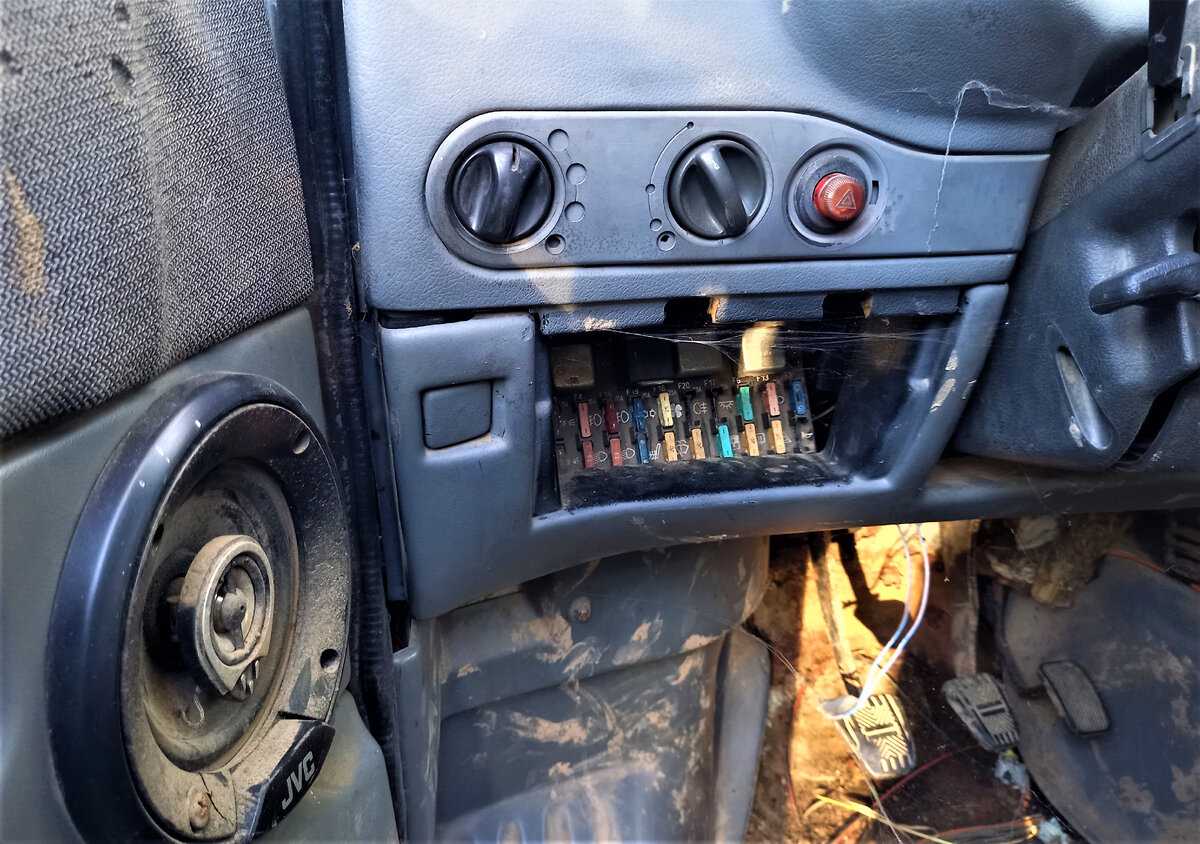 блок предохранителей 