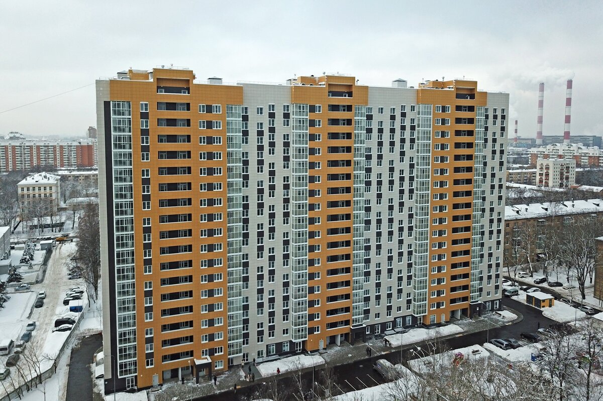 Офисный планктон, студенты, молодые семьи сверлящие стены 24/7 настоящий «адок» если многоэтажка стоит за мкад, к этому всему прибавляется такое развлечение, как стояние в проках. Если честно жить на лестничной клетке с соседом алкоголиком в пятиэтажке и то спокойнее. 