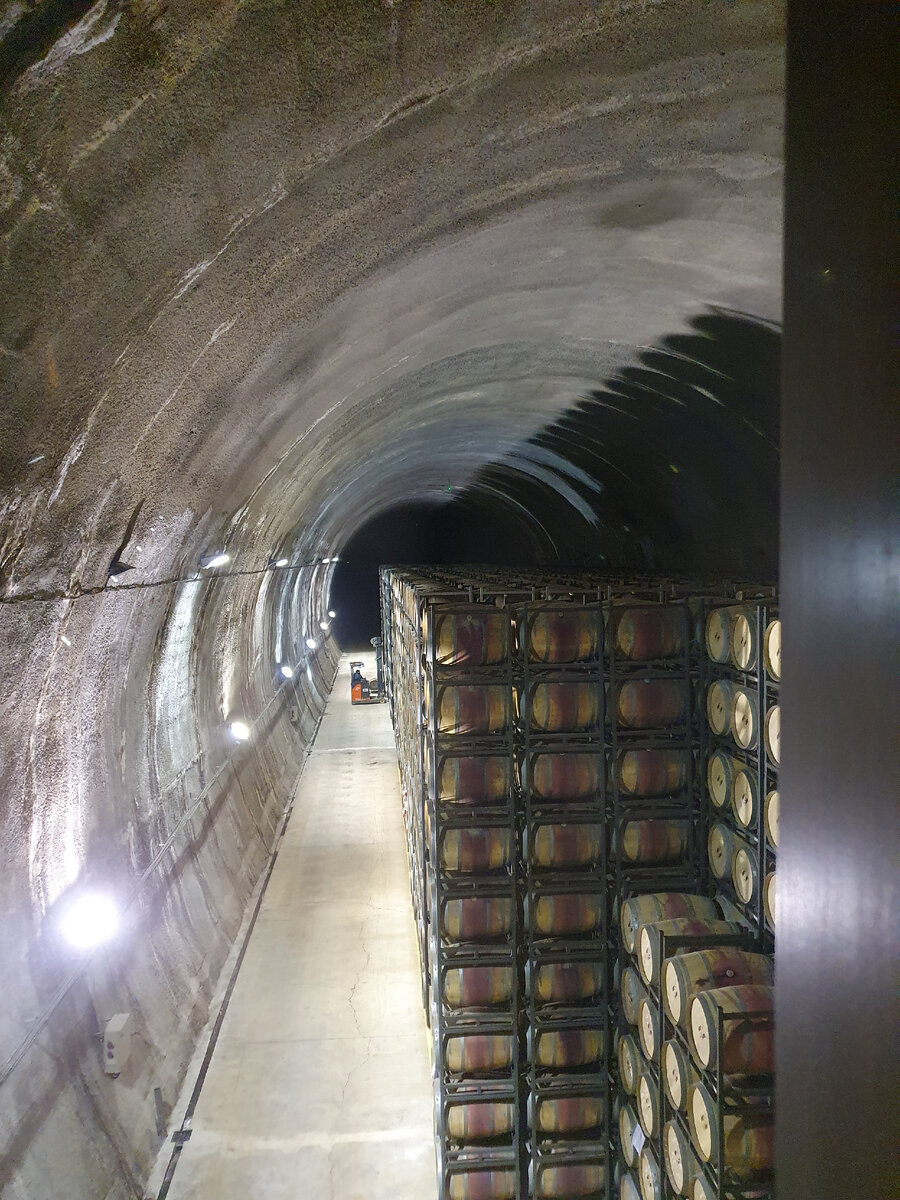 вот один из этих туннелей, вид с разных этажей