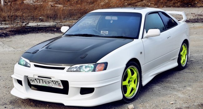 Спортивный вид машине призваны придать некоторые элементы, разбросанные по всей поверхности