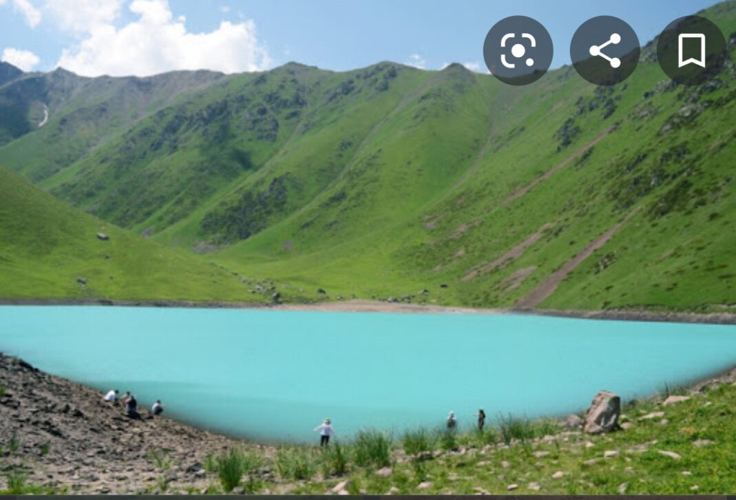 Само озеро образовалось в результате землятресения и является озером завального типа.Вода в озере имеет бирюзовый оттенок.Температура воды не подходит для купания так как довольна холодная и летом прогревается всего до 5 гкрадусов.Пеший маршрут к озеру около 8 километров в одну сторону.Дорога займет 3-5часов пути.