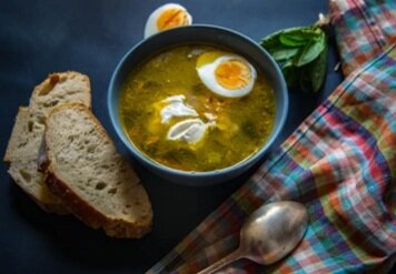 Суп лучше готовить на мясном бульоне и подавать традиционно с варёным яйцом и сметаной.
