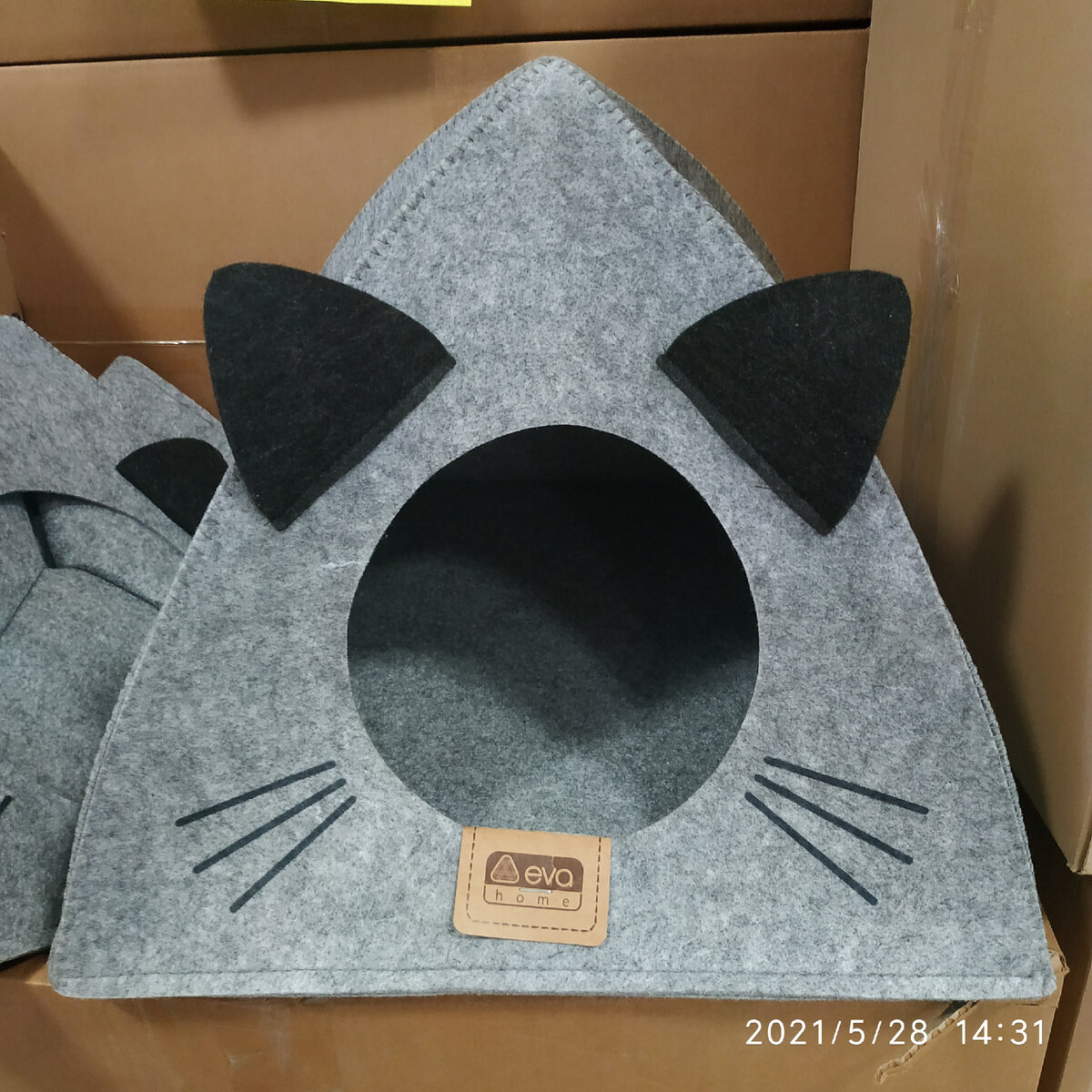 Палатка Ушастая" . Кошачий домик серого цвета, сделанный треугольным, с круглым входом-как кошки любят , и сверху черные ушки. Стильный удобный домик для Ваших котов и кошек, материал тонкий войлок. Домик для Животных "Палатка Ушастая" войлок, 38*28*38 см. Россия. Цена 342р90к Новинки для животных в МАЯКЕ июнь 2021.