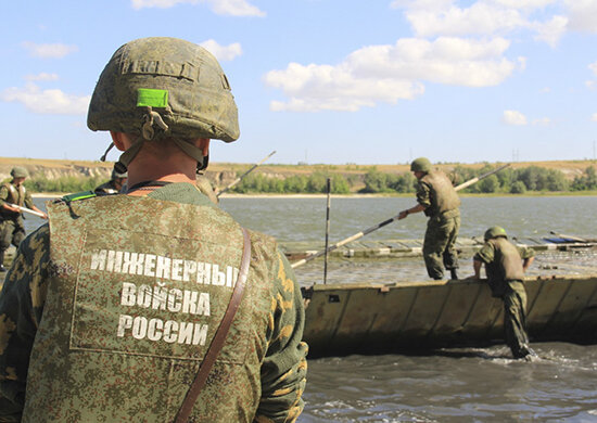 В состав речной экспедиции понтонного подразделения включены два парома