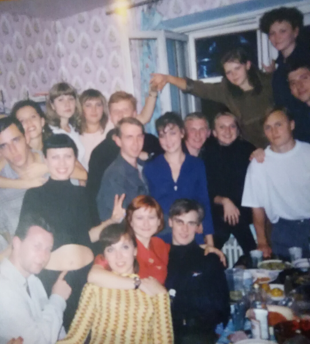 Типичная посиделка. Юные и беззаботные.