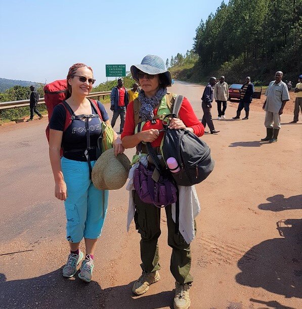 Танзанийские таксисты не дают нам уехать на бурундийском такси.