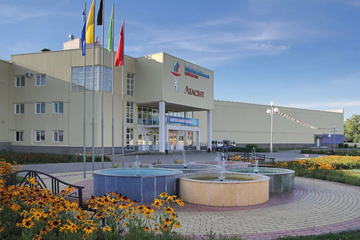 Вот тот самый физкультурно-оздоровительный комплекс. Мы подняли весь его металлокаркас, а это два крыла - крытый каток и спортзал. Фото взято с сайта fotokto.ru