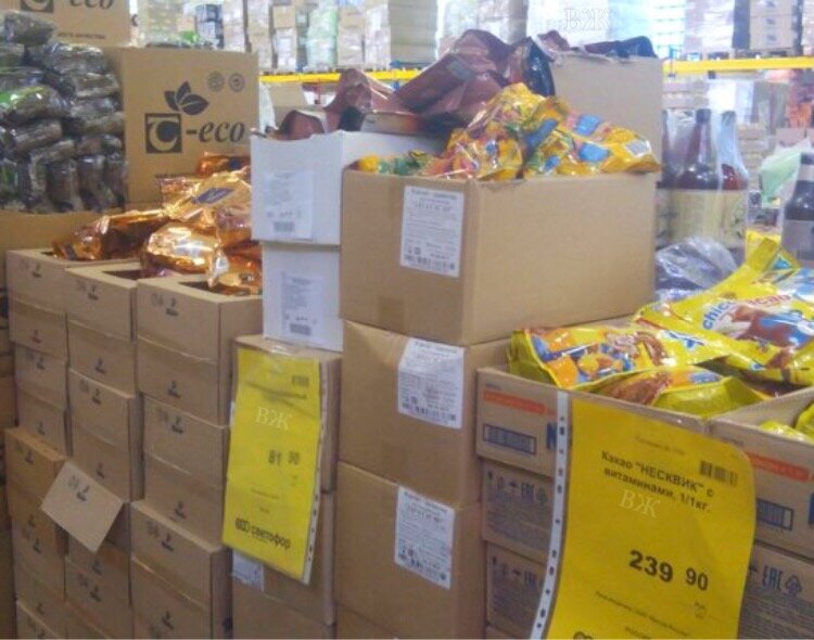 Только увидев людей с корзинами я понял, что это реально магазин