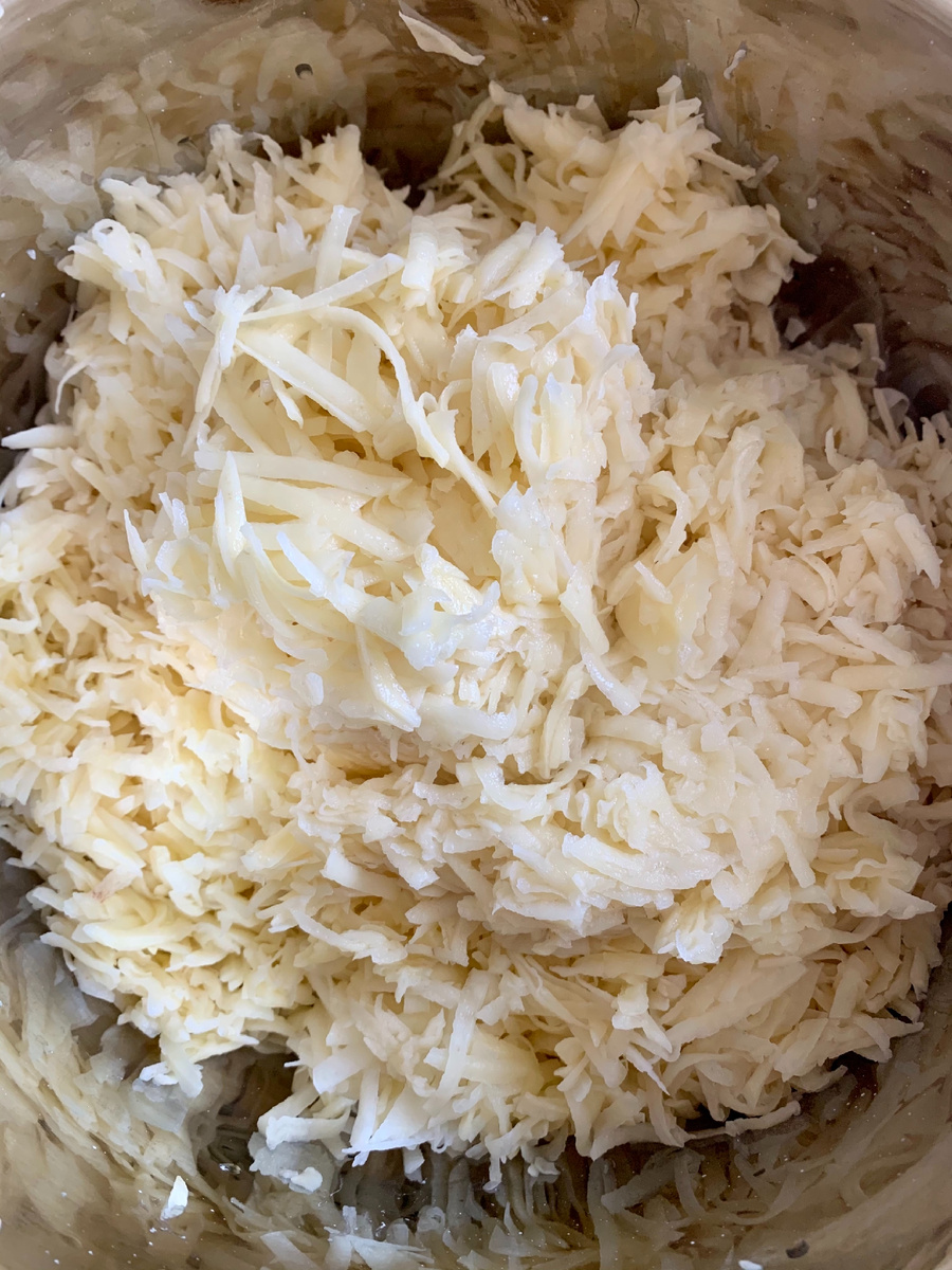 Трём картошку на крупной терке, лишний сок можно не отжимать!!! Даже лучше этого не делать, сухая получится, сразу добавляем  2-3 ст ложки майонеза, тщательно перемешать