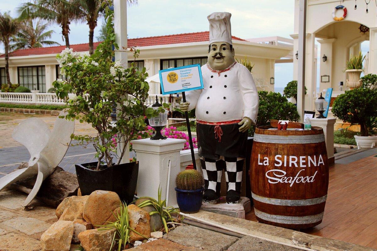 Вунгтау, 2021. Так красиво оформлен вход в ресторан с морепродуктами на городской набережной, только вот ресторан сейчас пуст.