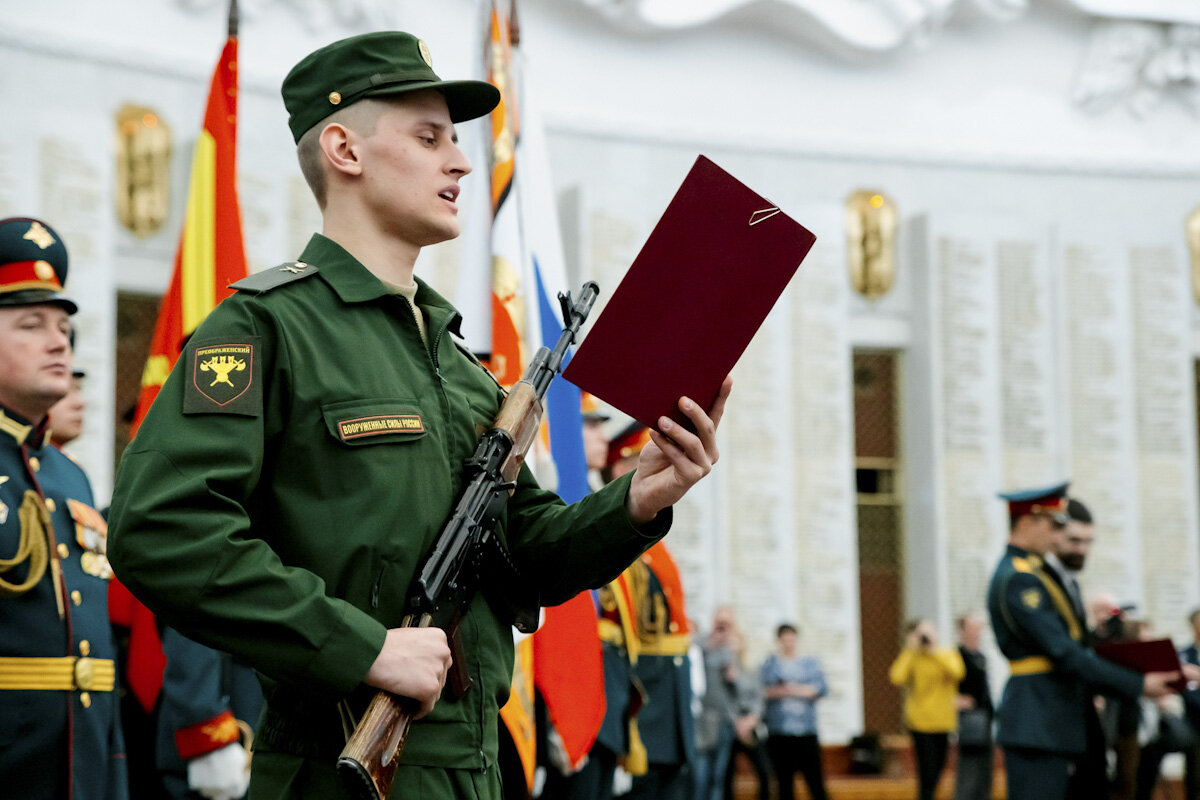 Стандартный вид принятия присяги. Обычно происходит на плацу перед толпой родственников и командиров  