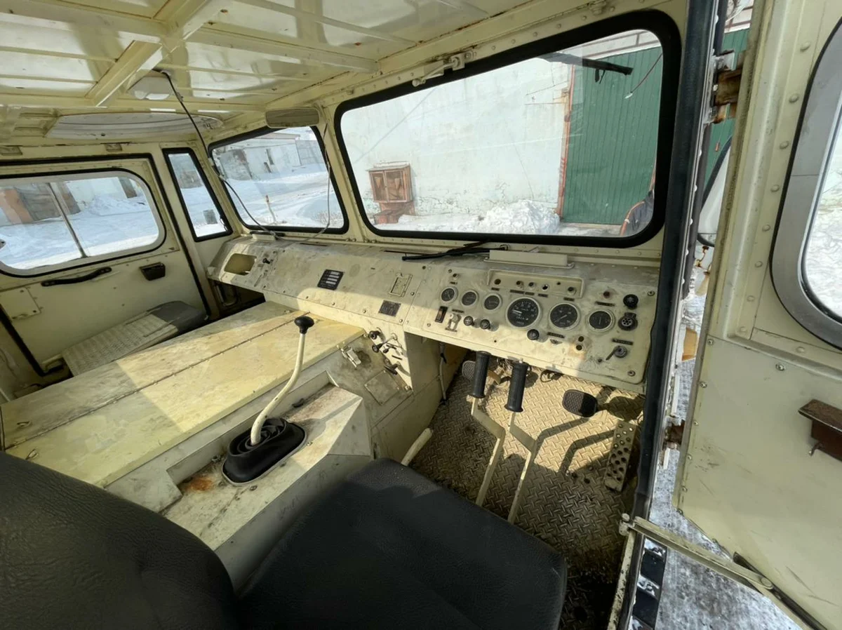 Правый руль! Вернее рычаги управления. Но это не страшно. Вряд ли кого-нибудь будете обгонять по трассе. Источник фото - https://auto.ru/atv/used/sale/ohara/sm/3708873-fc7811d0/