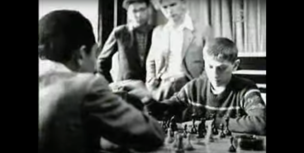 Юный Бобби Фишер играет справа.