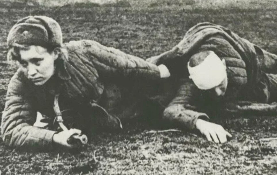 Дроздов а. Эльфы и люди. Kanzaki sayaka аниме. Медсестра выносит раненого с поля боя. Девушка спасает раненого.