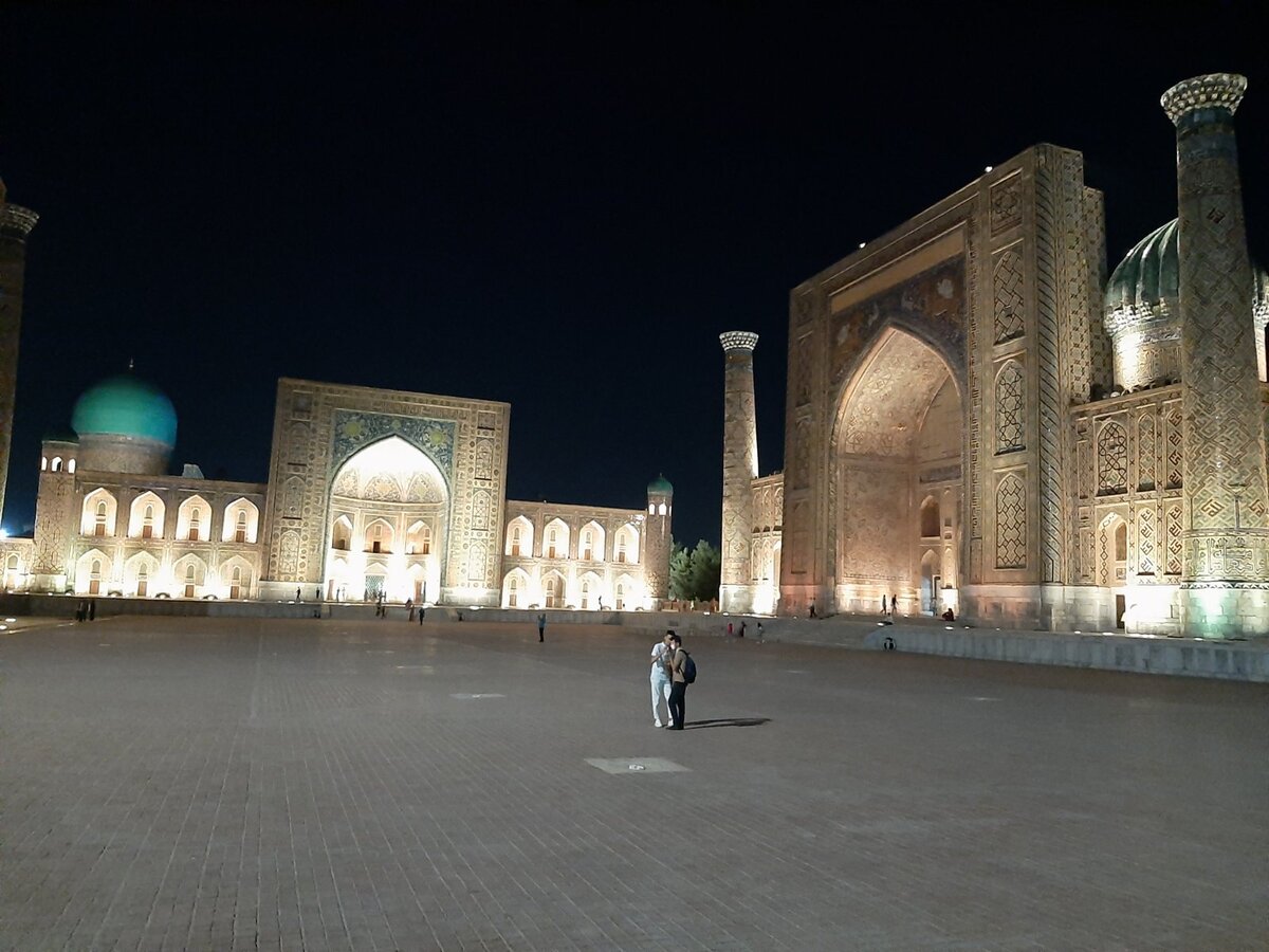 Посмотрите какие маленькие люди на фото стоят рядом с этими зданиями