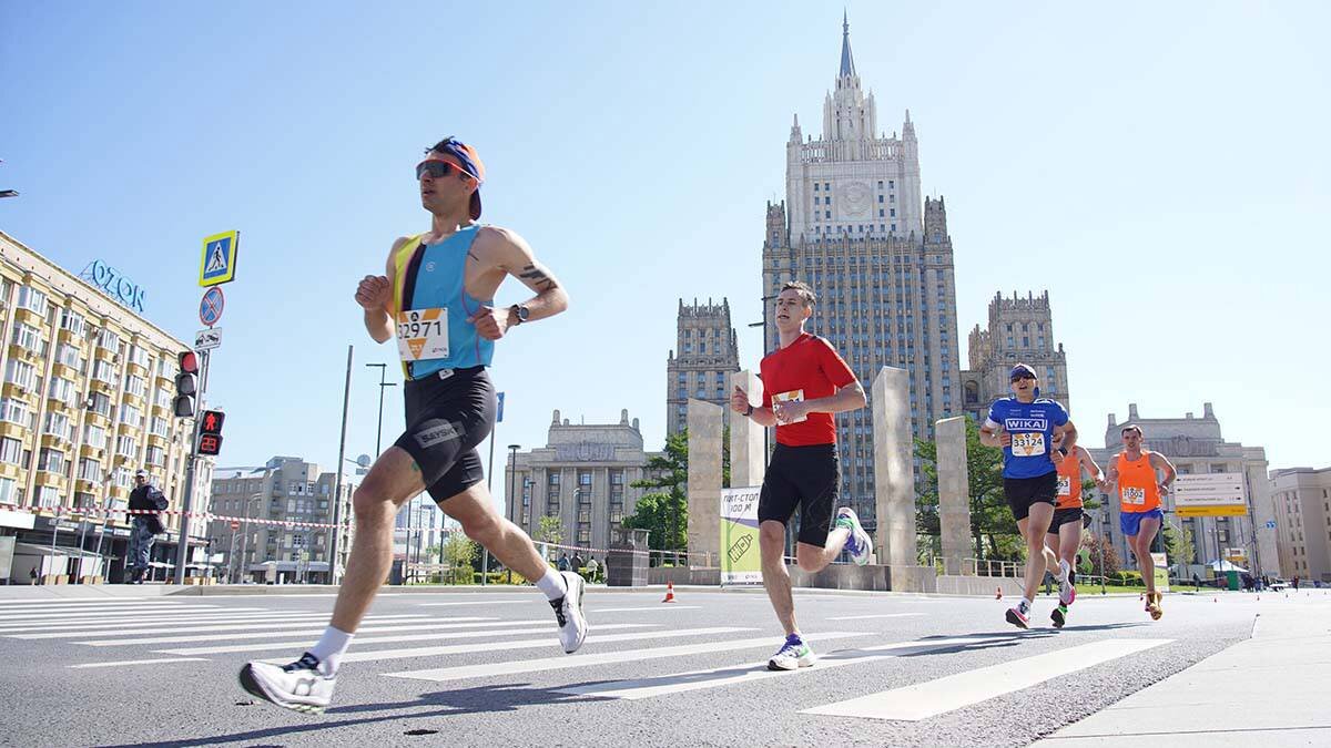 Марафон 18 августа москва. Московский марафон 2023 финиш\. Забег в центре Москвы. Забег на 10 км в Москве 2020.