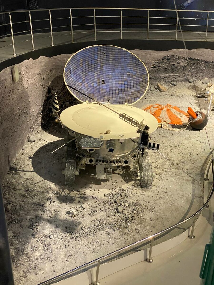 А вот Луноход в экспозиции настоящий, а не модель. Как и многие другие экспонаты.