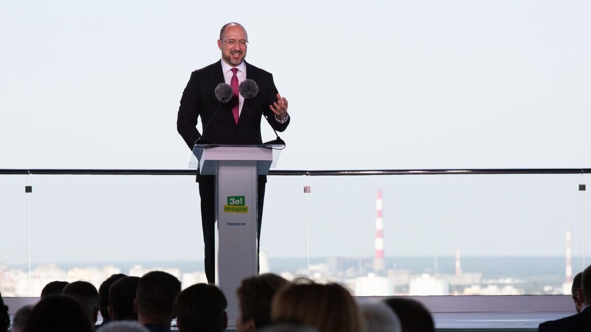    Премьер-министр Украины Денис Шмыгаль выступает на съезде партии "Слуга народа" в Киеве© РИА Новости / Стрингер