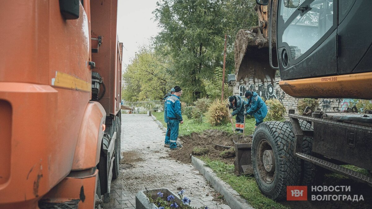     Сроки ликвидации порыва на канализационном коллекторе в центре Волгограда, из-за которого без воды остались жители Советского и Ворошиловского районов, продлеваются, сообщает мэрия. Для горожан в связи с этим запустили несколько «горячих линий».