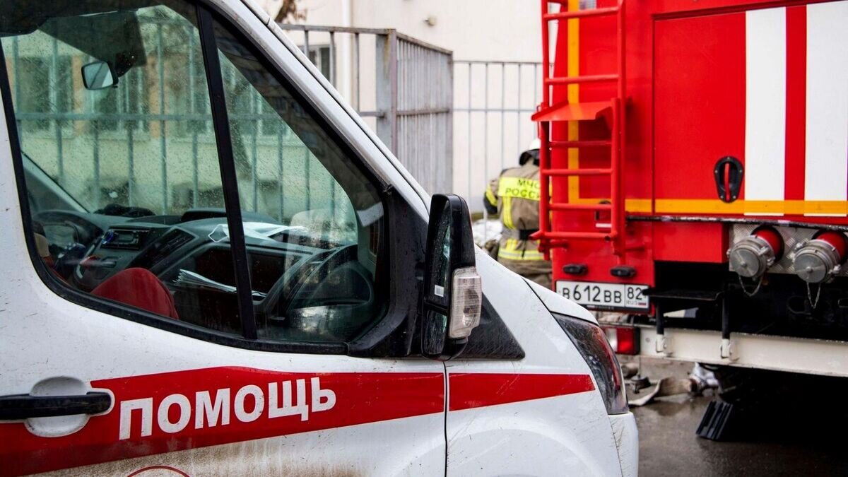    Автомобиль скорой помощи и пожарная машина у одной из школ в Симферополе© РИА Новости / Дмитрий Макеев