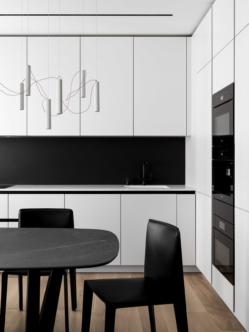 Кухня-столовая. Кухня, Leight. Подвесные светильники Simbiosi, Davide Groppi. Стулья, B&B Italia.