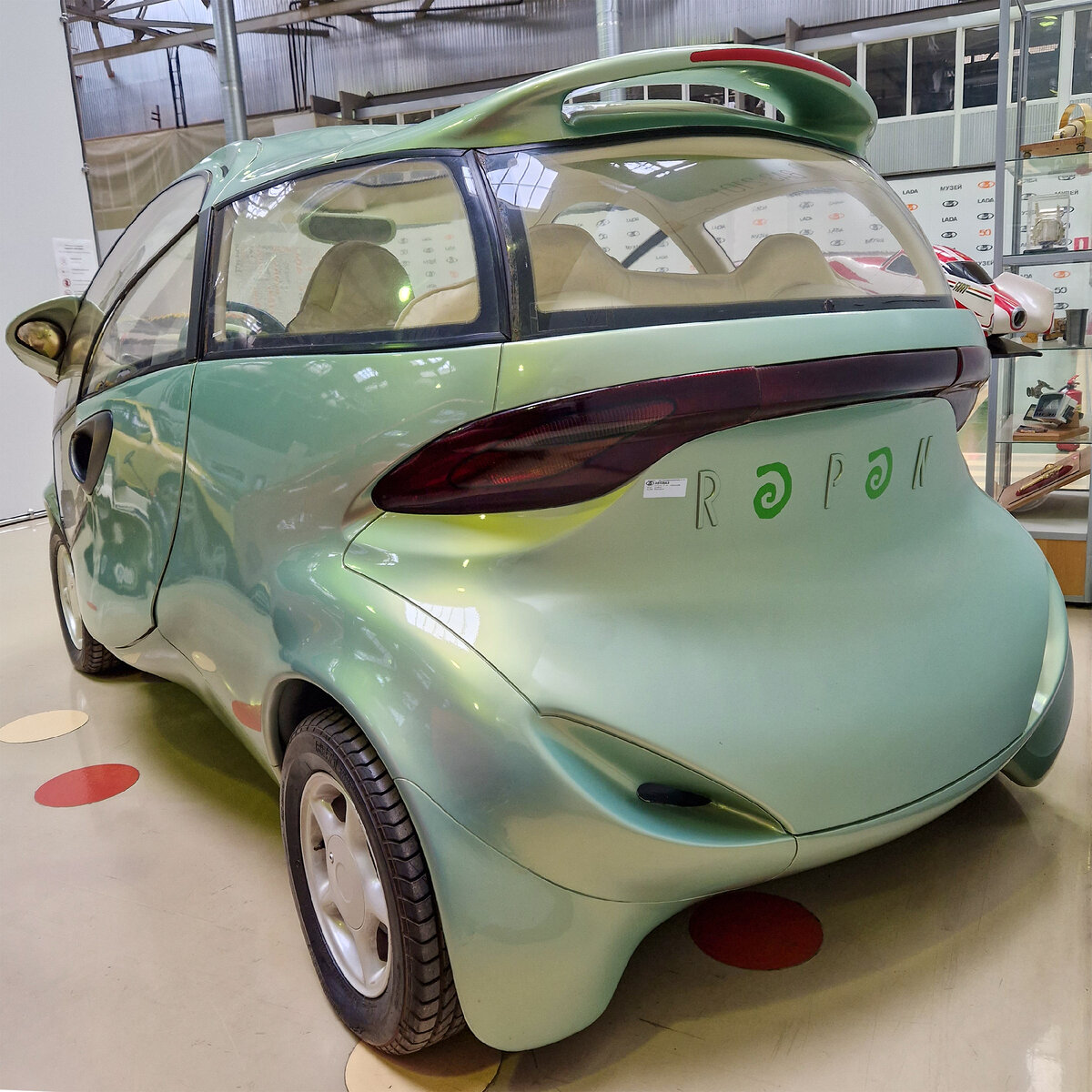 Затем автомобиль доработали и повторно показали в Париже в 1998.