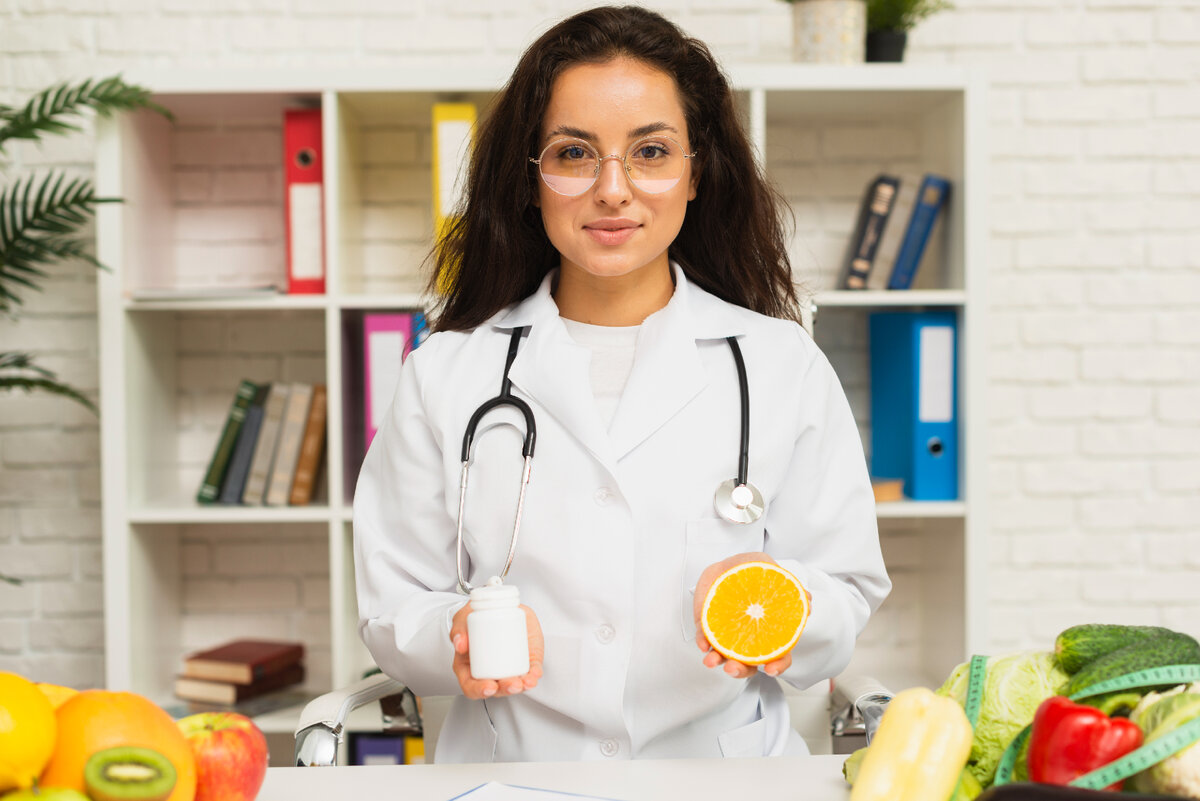 https://ru.freepik.com/free-photo/medium-shot-doctor-with-stethoscope-and-orange_5603094.htm#query=%D0%BD%D1%83%D1%82%D1%80%D0%B8%D1%86%D0%B8%D0%BE%D0%BB%D0%BE%D0%B3&position=9&from_view=search&track=sph