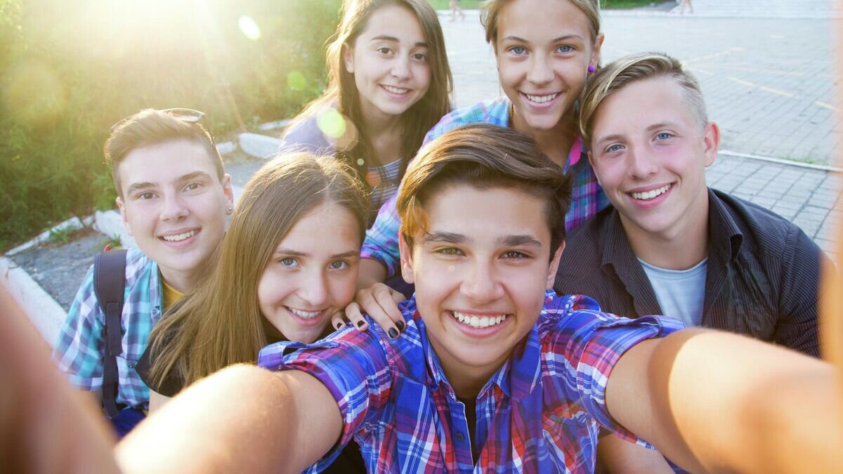    Подростки© Depositphotos.com / yanlev