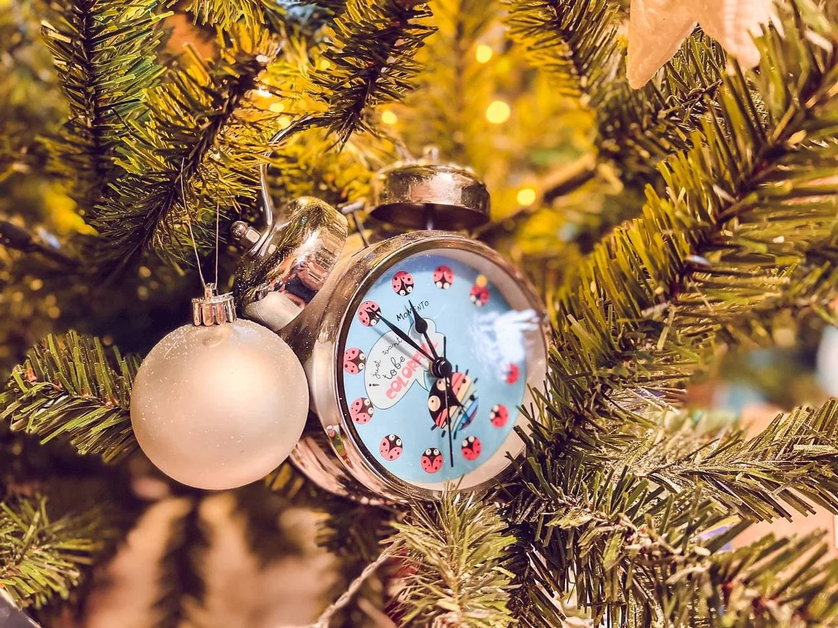 без 5 минут новый год. часы новогодние. новогодняя елка с часами. новый год часы. новогодний циферблат.