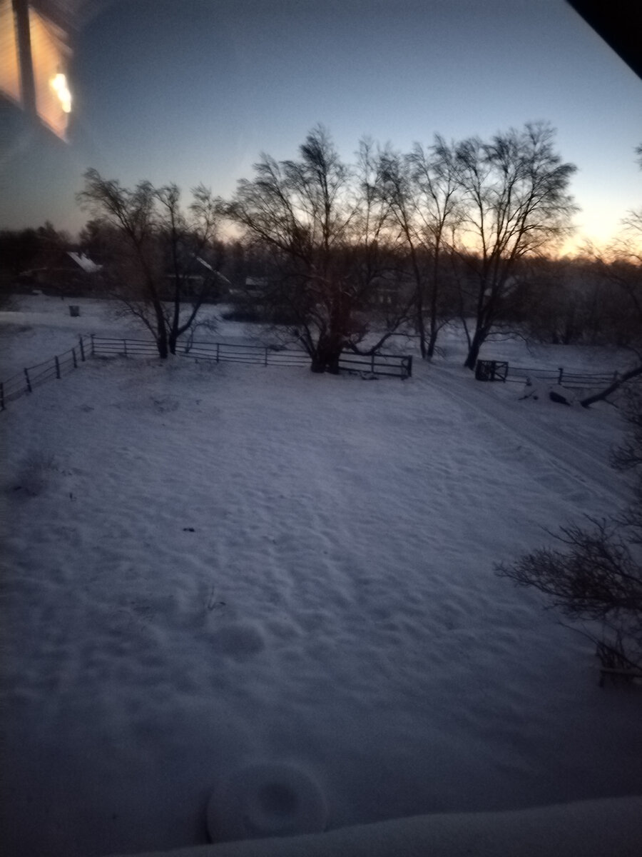 Провожаю детей стоя у окна