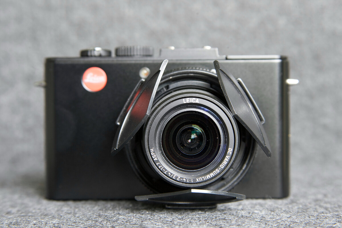 Leica D-Lux 6 с автоматической крышкой объектива