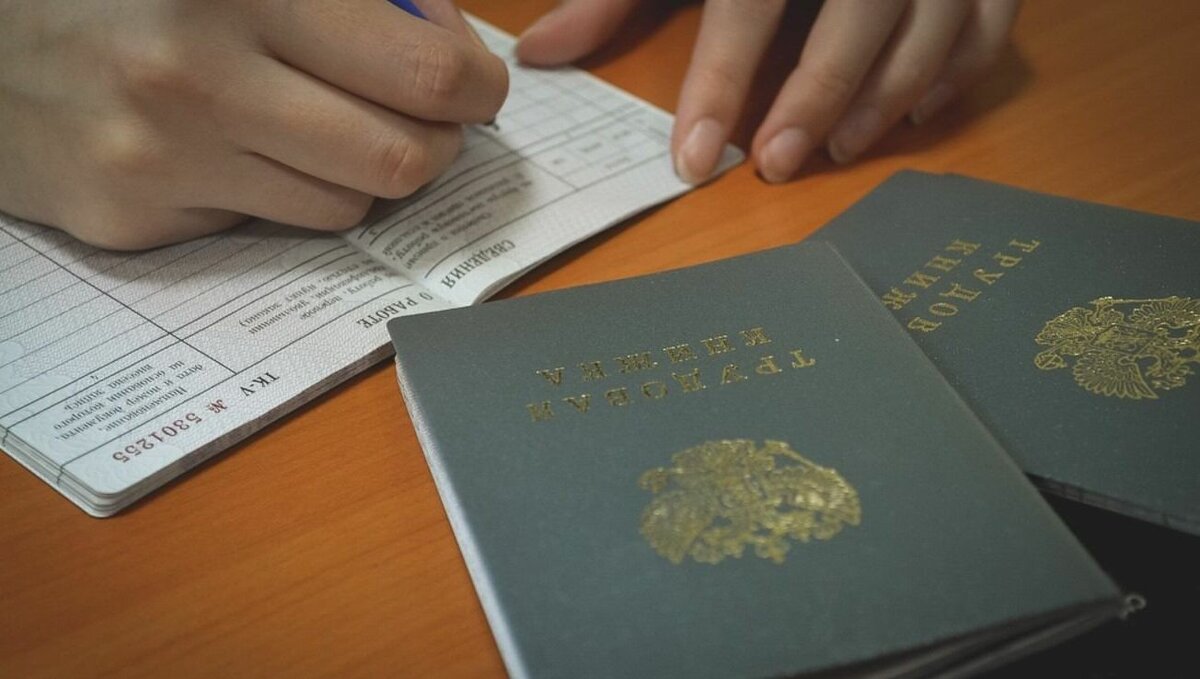     Согласно результатам исследования портала HeadHunter, которые попали в распоряжение РБК. Самыми непопулярными профессиями в России стали токарь, врач и дворник, которые названы дефицитными. В 2022 году резюме по этим специальностям подавали реже всего.