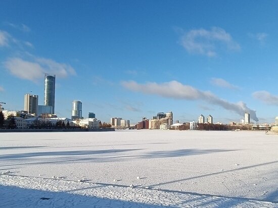     Зимний Городской пруд в Екатеринбурге привлекает физкультурников. Фото: Николай Курилов / МК-Урал.