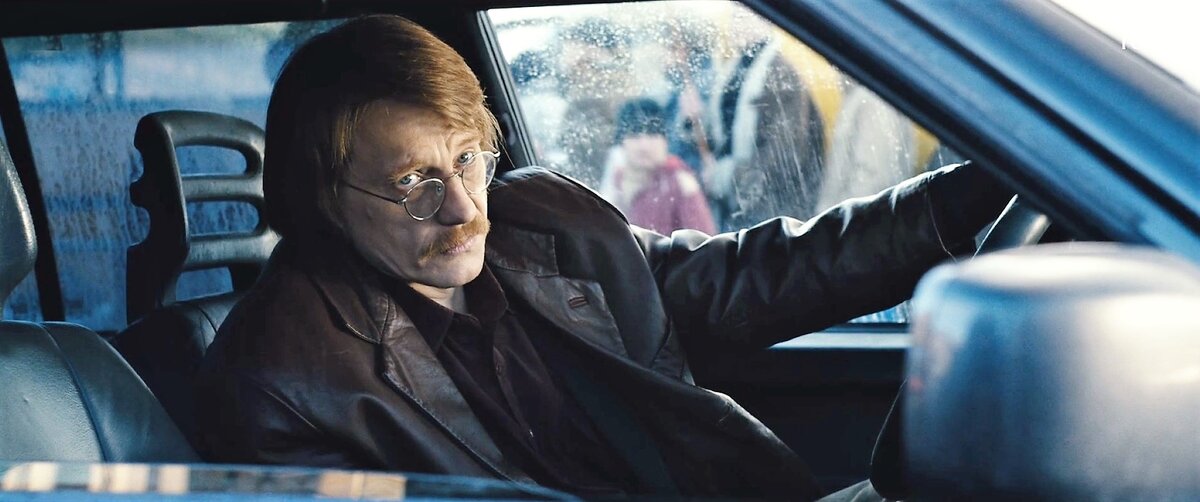 Олег Ягодин играет журналиста, внешне похожего на Владислава Листьева, специализация которого похожа на невзоровскую. Кадр из к/ф «Гром: Трудное детство». 