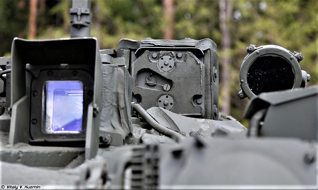 На переднем плане входное окно ПДПН 1Г46; сзади и правее- ночного прицела "Буран ПА".