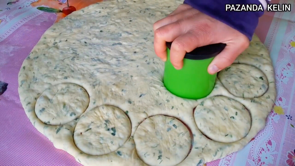 До чего же они мягкие и вкусные. Такие пирожки (пончики) с зеленью, готовлю на завтрак и обед. Приступаем к приготовлению. В миску вливаем тёплое молоко и воду.-14